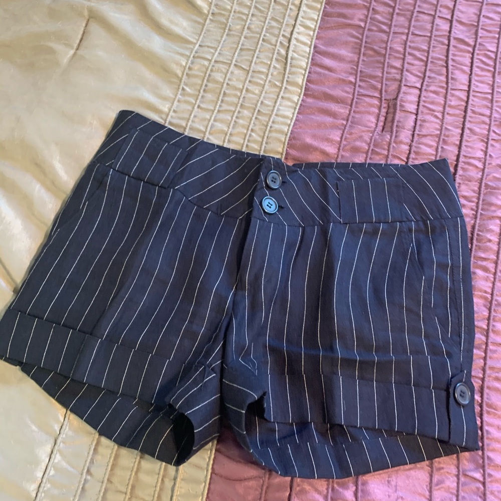 ‼️SOLD‼️Black shorts with white pin stripe